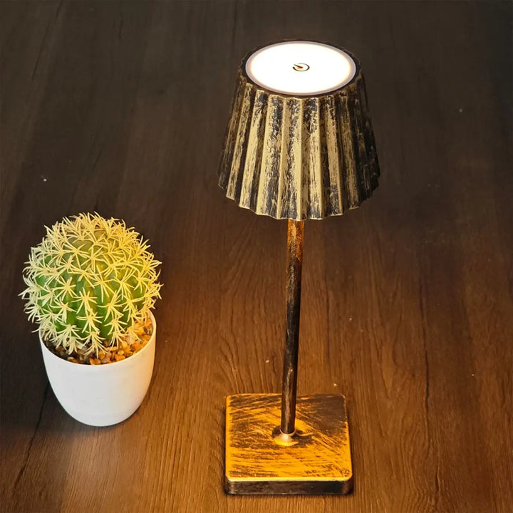 Lampe de table vintage escale avec finition métallique vieillie et abat-jour plissé cannelé beige