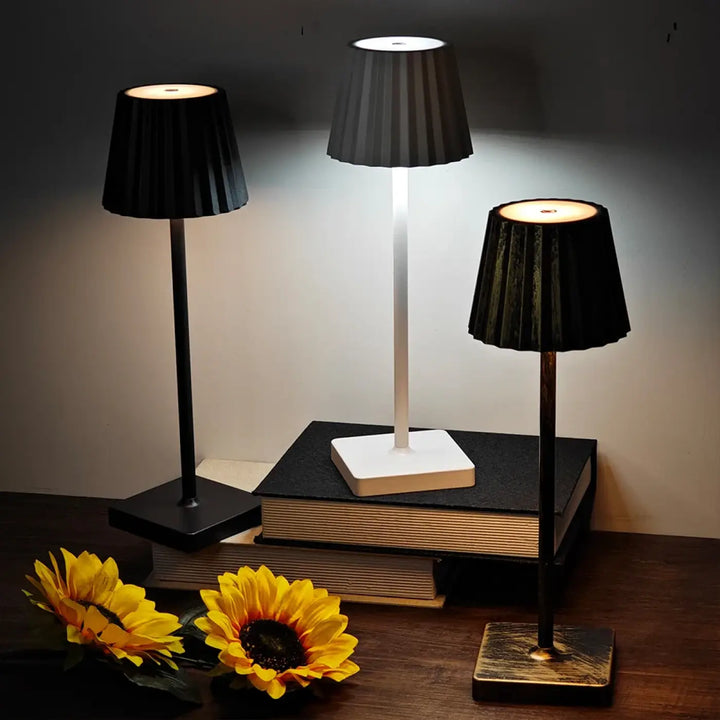Lampe de table escale avec abat-jours plissés noirs et bases distinctes noir mat, blanc carré, et finition bronze éclairée
