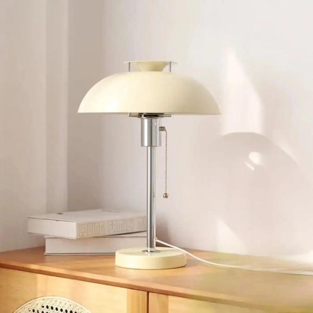 Lampe de table zinga crème style rétro avec tige chromée élégante et base circulaire pour table élégante et allure raffinée attire