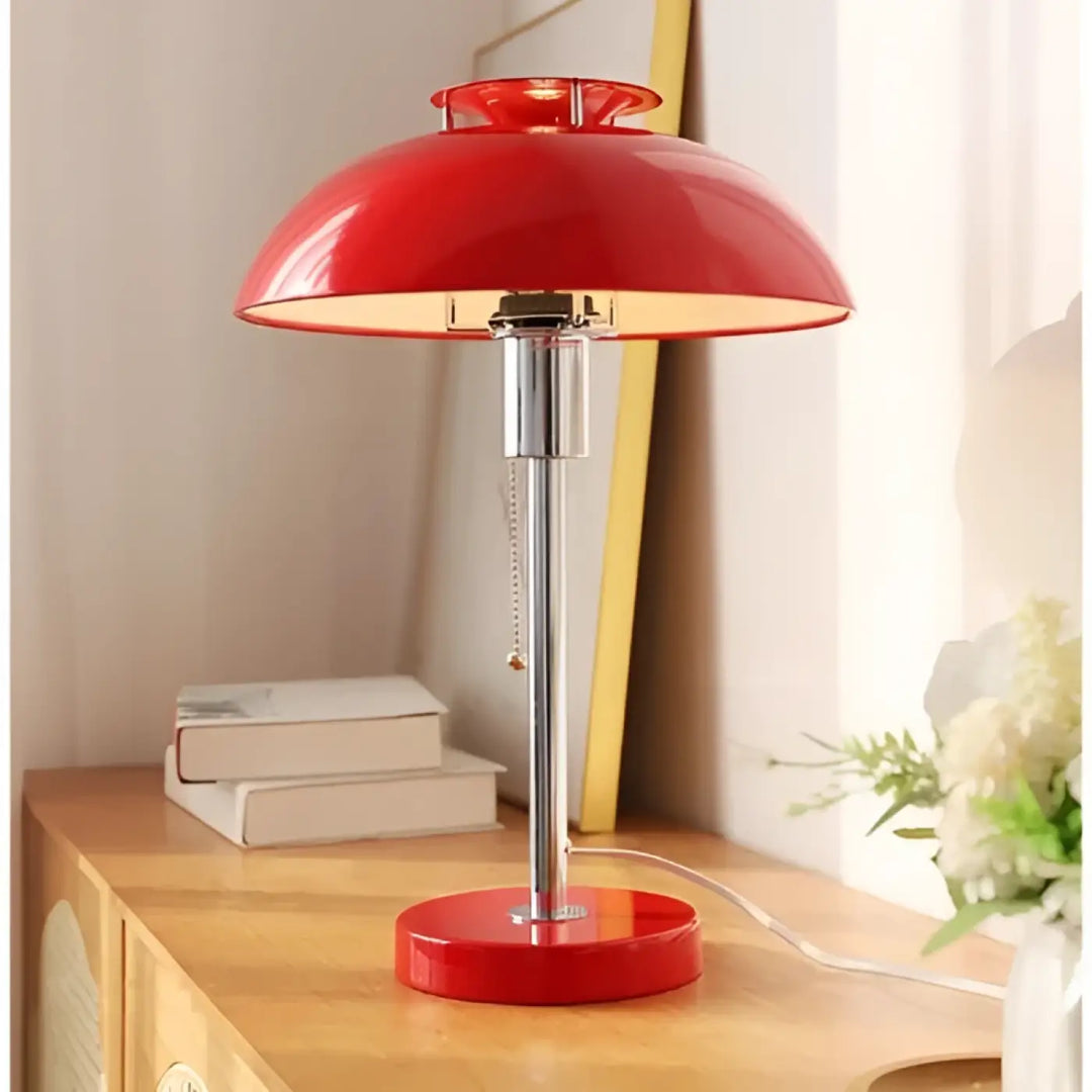 Lampe de table zing a rouge style rétro avec abat-jour dôme, tige chrome et base assortie pour une table élégante