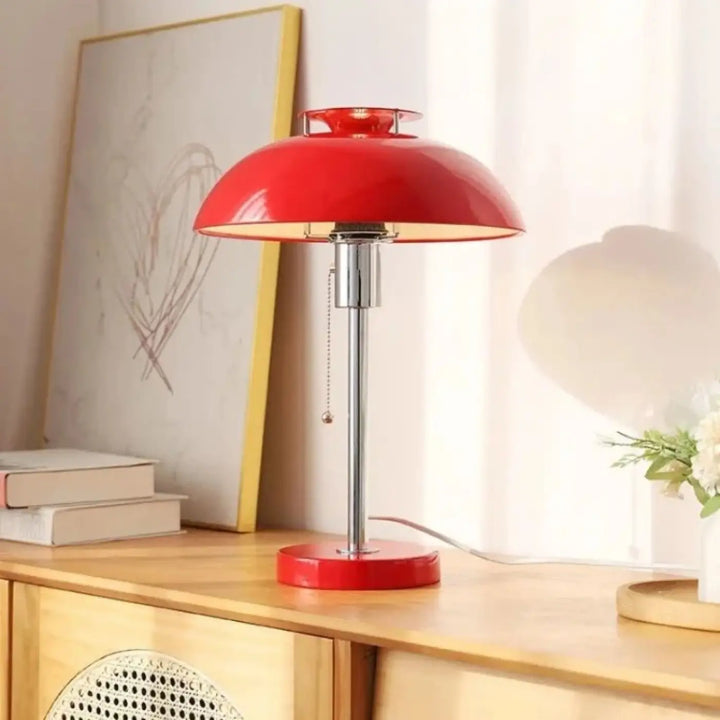 Lampe de table zingA avec style rétro rouge brillant et base chrome alliant table élégante et allure raffinée attire