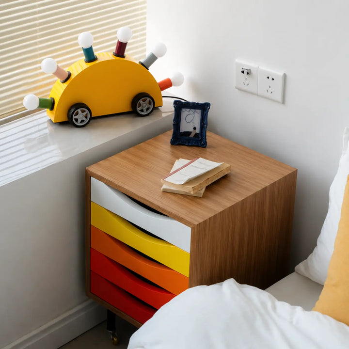Lampe de table ferra en forme de voiture jaune avec ampoules colorées sur roues noires pour décoration intérieure et l’atmosphère d’une pièce