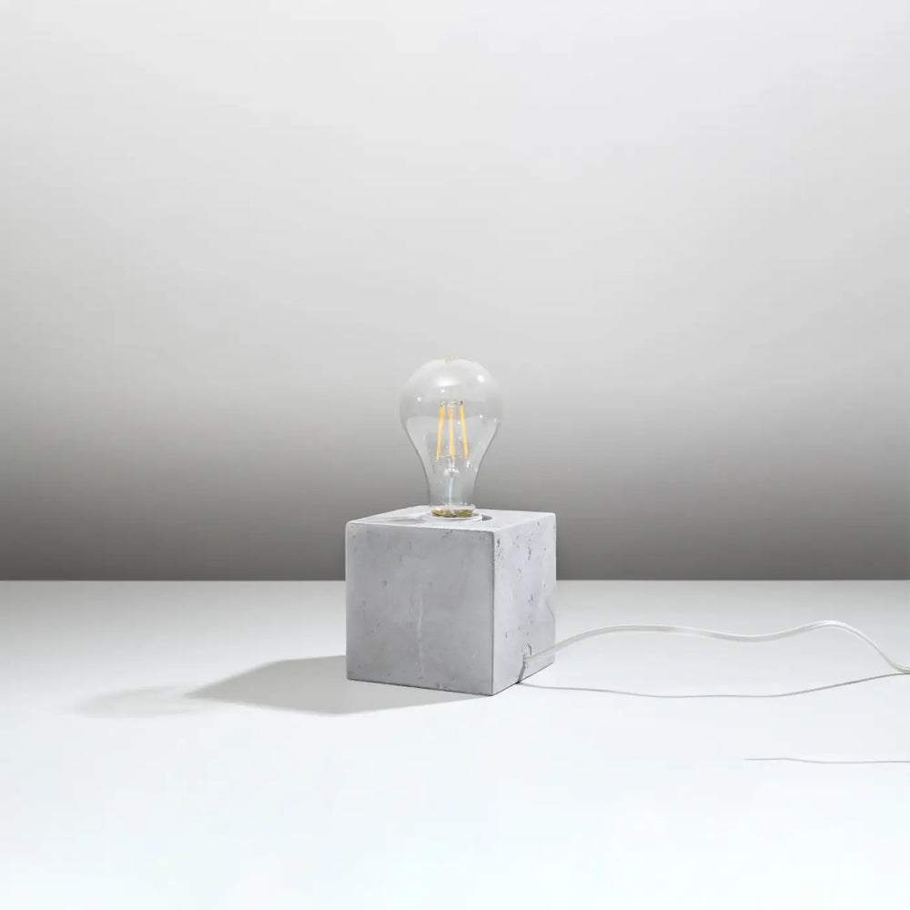 Lampe de table béton ariz avec ampoule filament clair style loft pour bureau ariz minimaliste en forme de cube