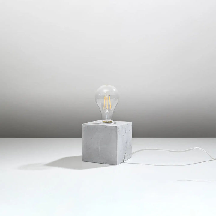 Lampe de table béton ariz avec ampoule filament clair style loft pour bureau ariz minimaliste en forme de cube