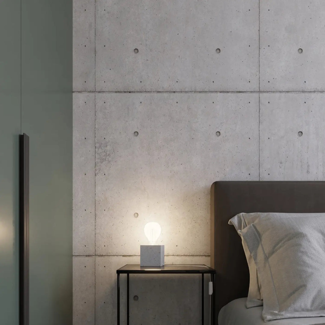 Lampe de table ariz en béton blanc minimaliste avec ampoule lumineuse sur bureau ariz style loft