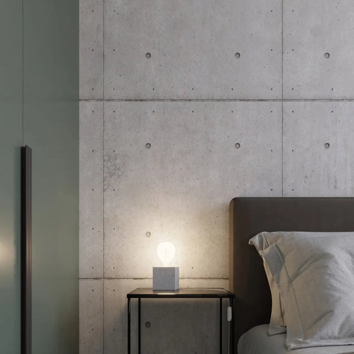 Lampe de table ariz en béton blanc minimaliste avec ampoule lumineuse sur bureau ariz style loft