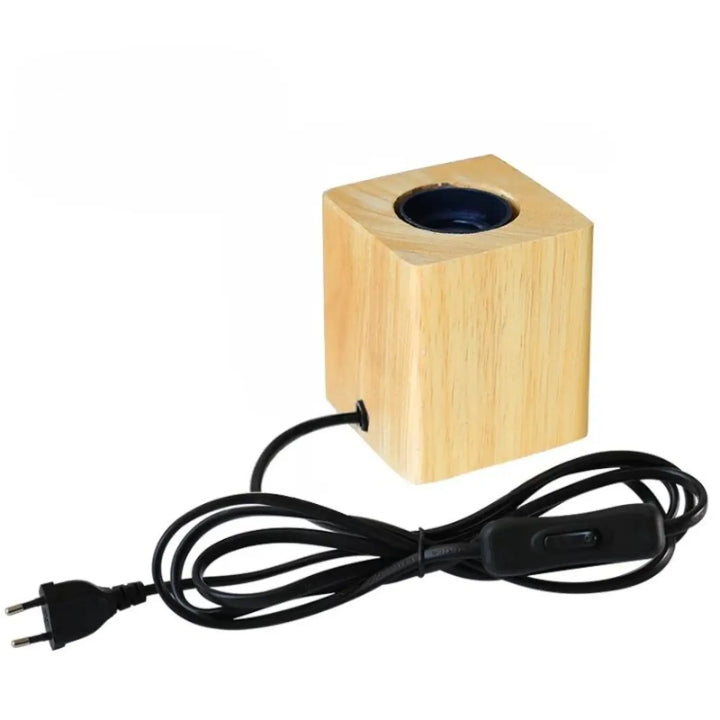 Lampe de table loxia en bois clair en forme de cube avec cordon et fiche noire pour bureau ou table dappoint