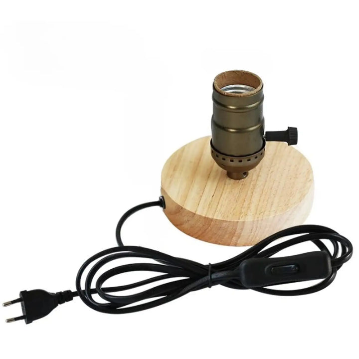 Lampe de table loxia avec douille en laiton sur socle rond en bois et cordon noir pour table en bois