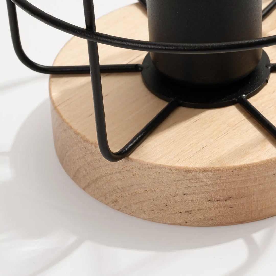Lampe de table série gotto avec cage en métal noir mat sur base en bois clair style loft pour propositions déclairage