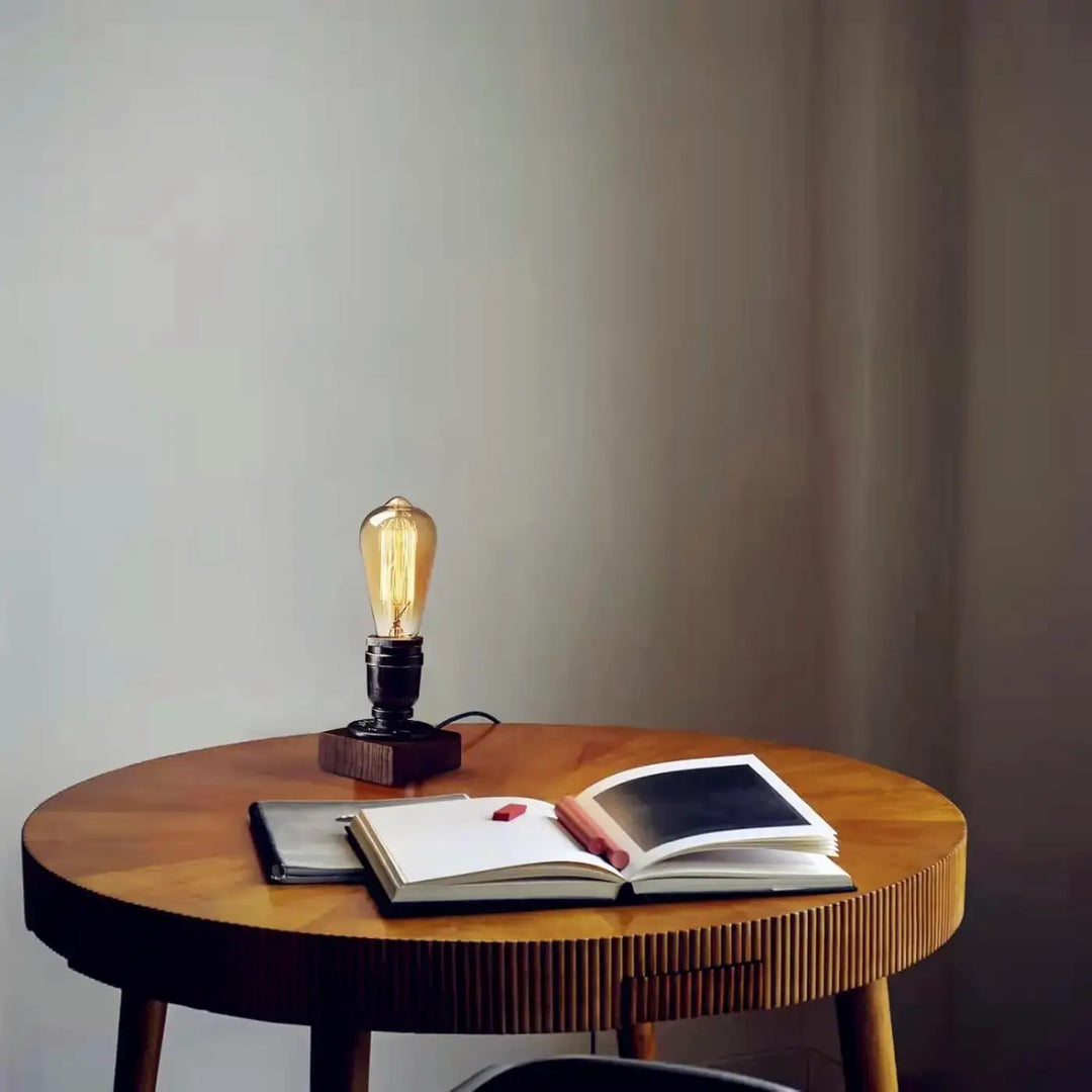 Lampe de table filamenta avec ampoule edison vintage chaude, base métal noir et support en bois, table décorative industrielle
