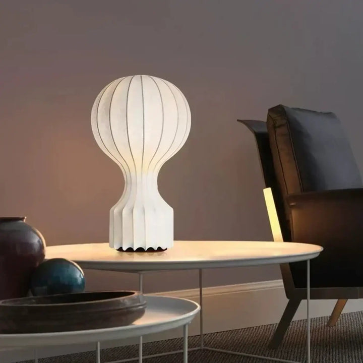 Lampe de table Lanna blanche avec abat-jour sphérique gonflé et base cannelée en matériau côtelé