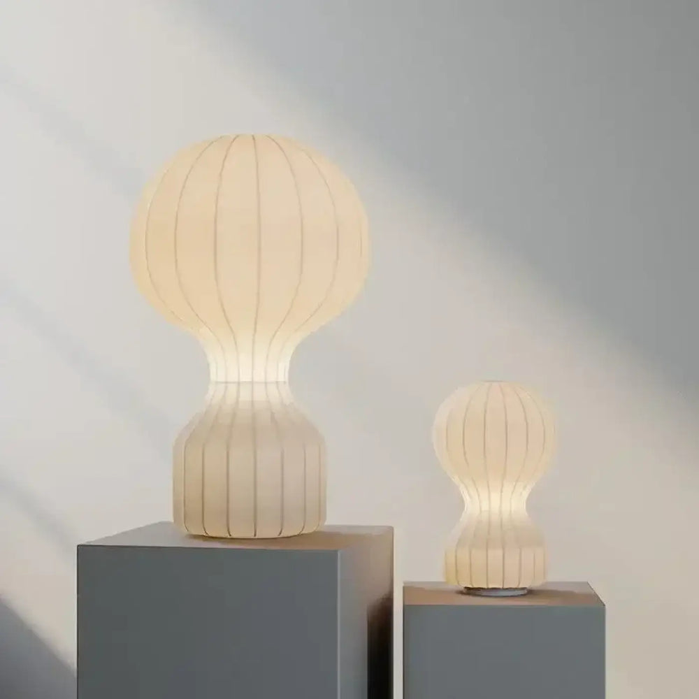 Lampe de table lanna en papier côtelé couleur crème avec design moderne et sculptural