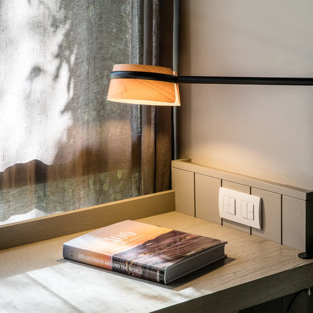 Lampe de table Loop en cerisier dans un intérieur