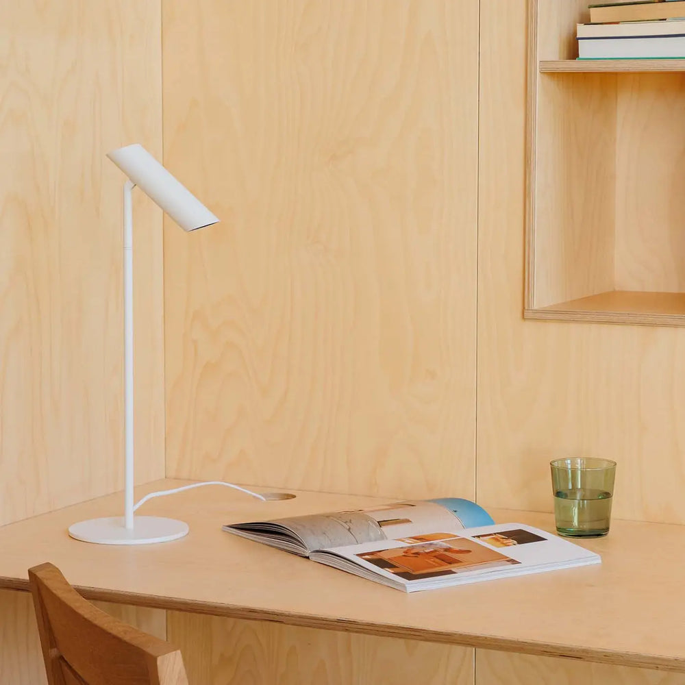 Lampe de table Leo blanche dans un intérieur