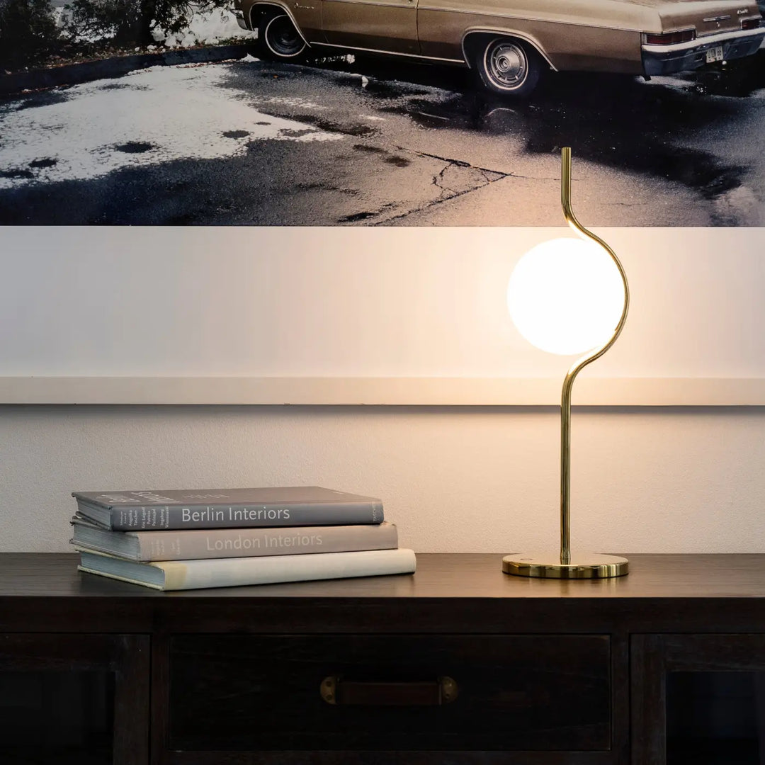 Lampe de table Le Vita or brillant en situation