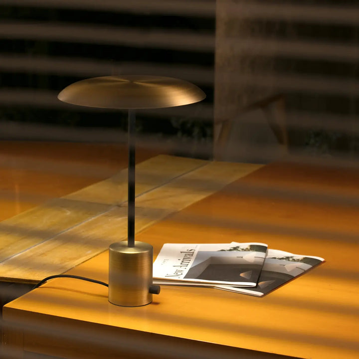 Lampe Hoshi or satiné et noir dans un intérieur