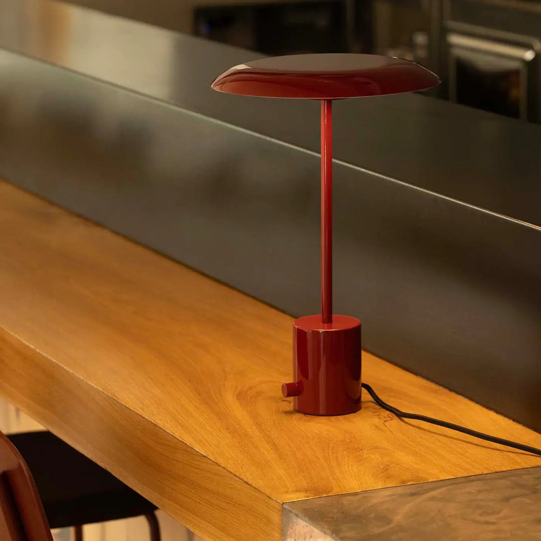 Lampe de table Hoshi grenat en situation