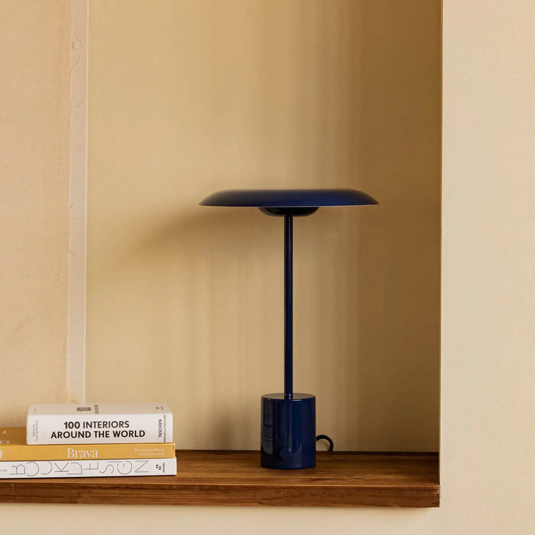 Lampe Hoshi bleue dans un intérieur