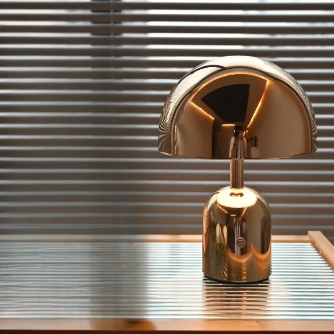 Lampe de table moderne à abat en forme de champignon doré brillant avec finition métallique et reflets miroir