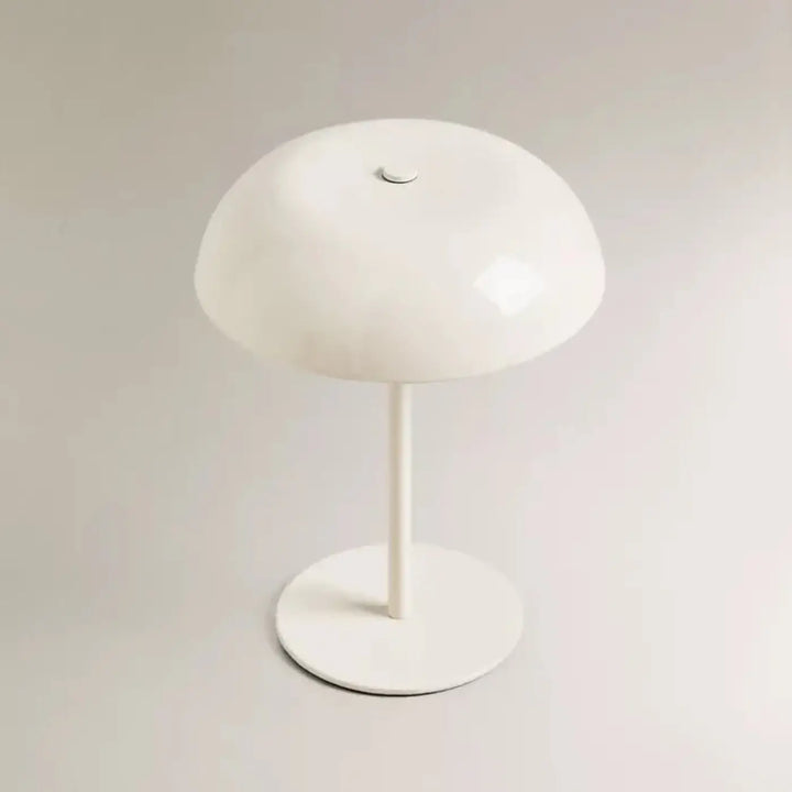 Lampe de table kapel avec silhouette minimaliste blanche brillante et base métallique moderne de table moderne