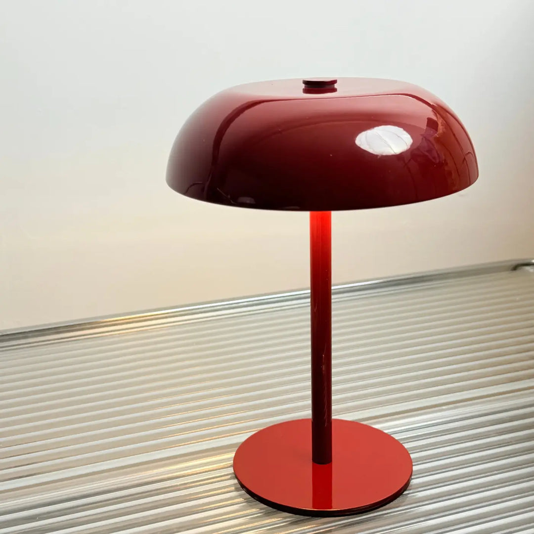 Lampe de table kapel rouge brillante avec silhouette minimaliste et détail participe pour un style table moderne