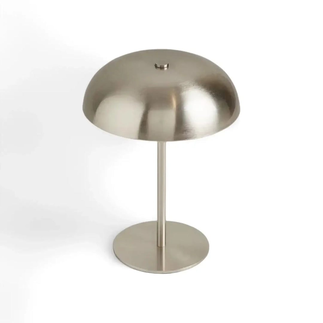 Lampe de table kapel en acier inoxydable brossé avec silhouette minimaliste et détail participe table moderne