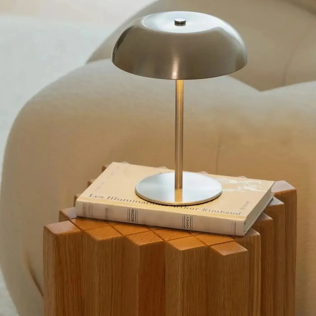 Lampe de table moderne kapel avec silhouette minimaliste en métal poli et abat-jour dôme élégant