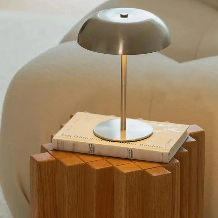 Lampe de table moderne kapel avec silhouette minimaliste en métal poli et abat-jour dôme élégant
