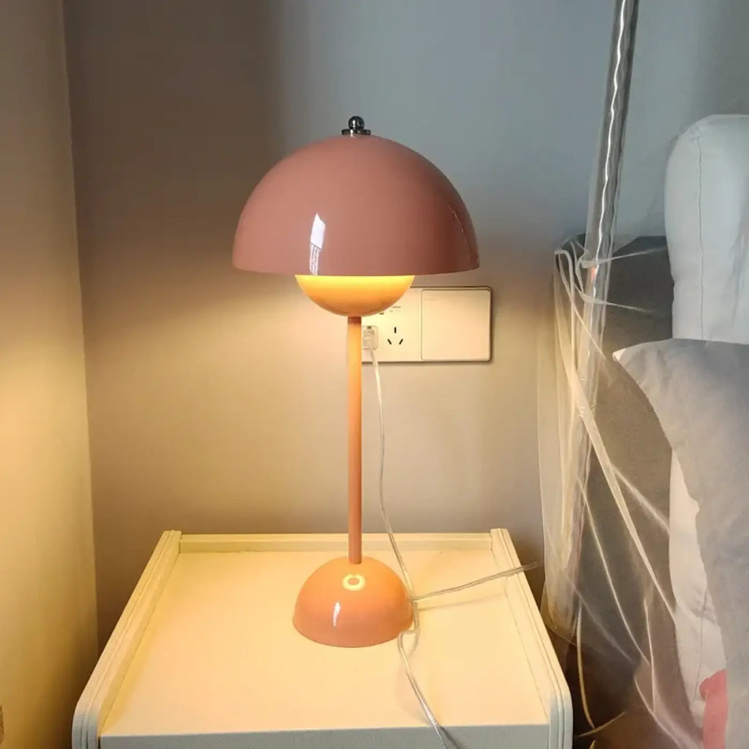 Lampe de table rudi en forme de champignon rose pastel avec finition lisse et base assortie style scandinave design unique table moderne