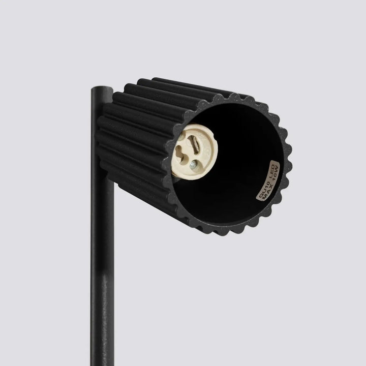 Lampe a poser karbon noir avec tête en métal nervuré et douille creme design minimaliste pour ampoules gu10 interchangeables