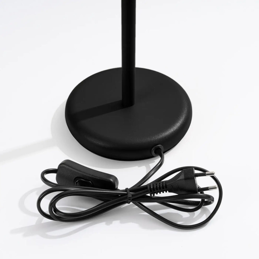 Lampe a poser karbon noir en métal mat avec cordon et interrupteur intégrés pour un design minimaliste plafond karbon