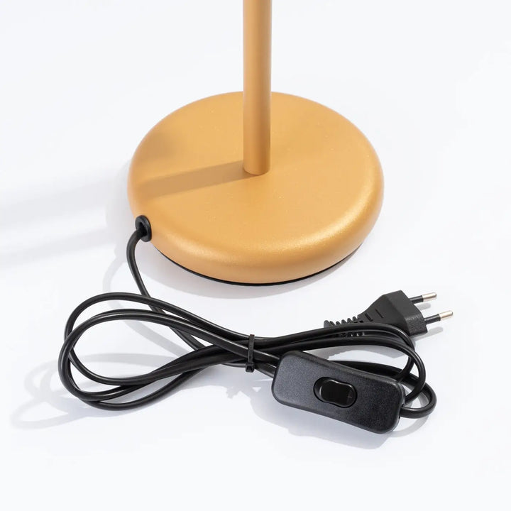 Lampe a poser pastelo fabriquée à partir de métal tan avec base ronde et câble noir avec interrupteur pour bureau pastelo