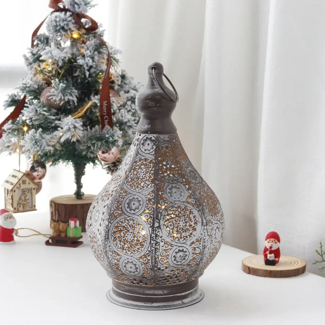 Lampe de table zahra en métal ajouré avec filigranes argentés et dorés pour décoration intérieure orientale