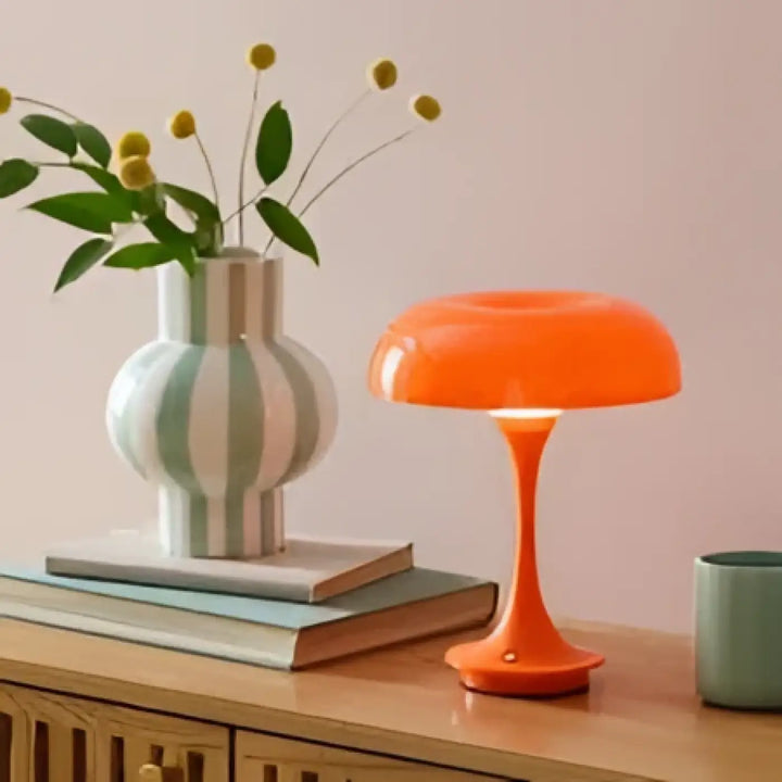 Lampe de table lucina orange avec finition brillante, abat-jour translucide arrondi, idéale pour table rétro et décoration intérieure