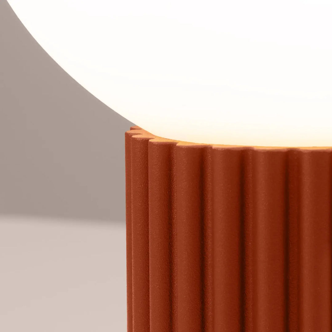 Lampe halo avec globe blanc chaud et base cannelée en terre cuite rouge ochra version suspension