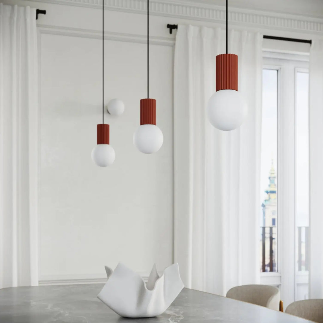 Lampe halo version suspension avec abat-jour sphérique blanc et support cylindrique rouge ochra texturé en métal