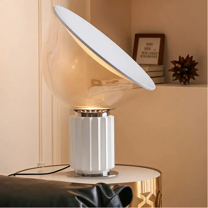 Lampe de table ekoa blanche avec dôme en verre clair et base striée métallique où la lumière devient plus qu’un éclairage