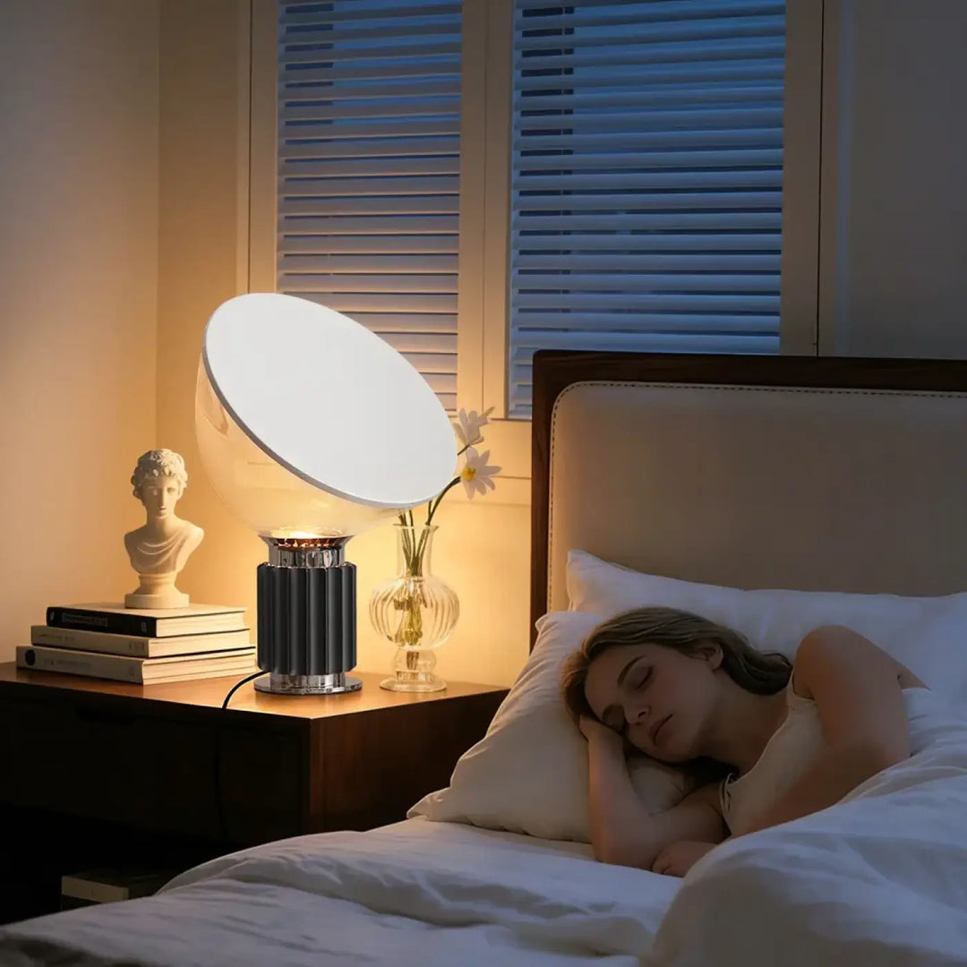 Lampe de table ekoa moderne blanche avec base striée en chrome pour une lumière devient plus qu’un simple éclairage