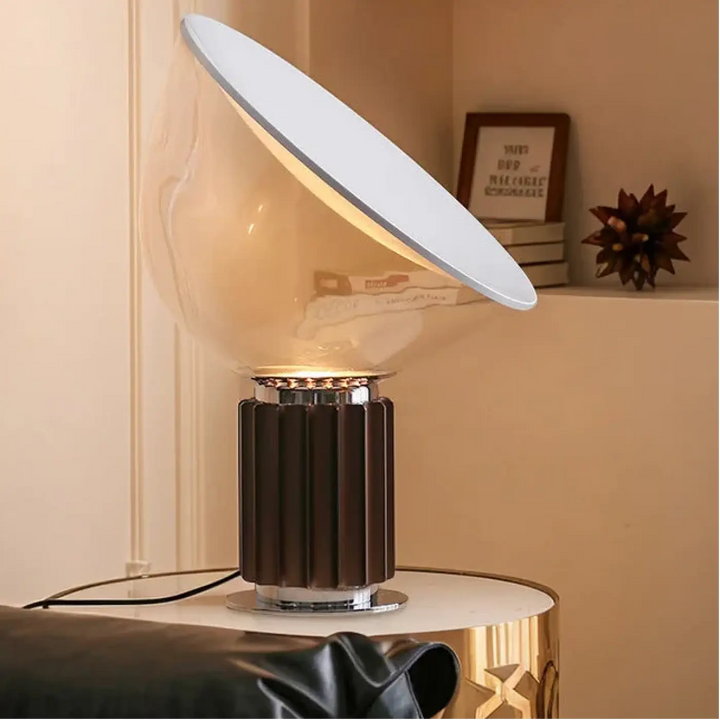 Lampe de table ekoa avec base striée marron foncé, dôme en verre clair et lumière devient plus qu’un simple éclairage chrome