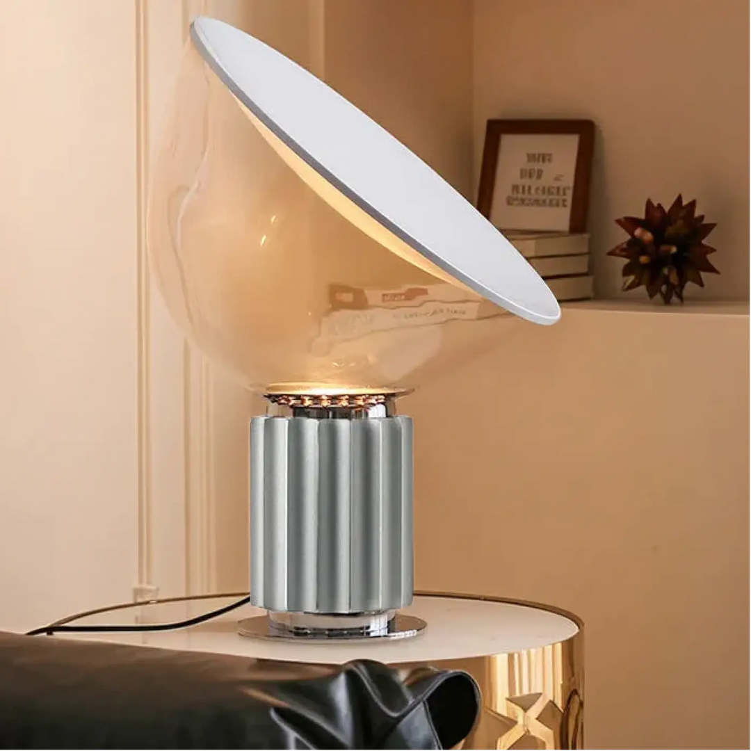 Lampe de table ekoa avec base striée en métal argenté et globe en verre clair où la lumière devient plus qu’un simple éclairage