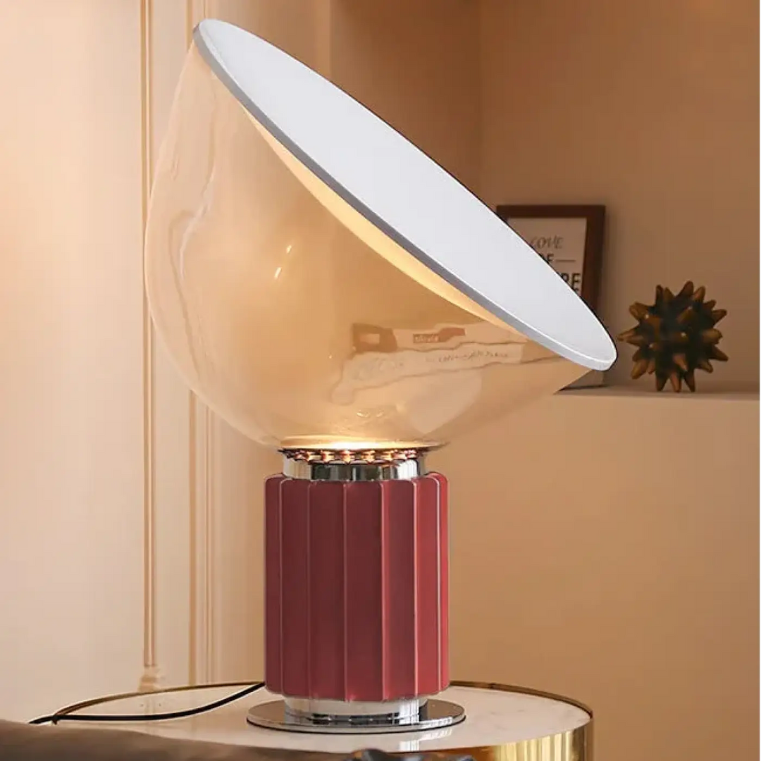 Lampe de table ekoa avec base striée en céramique rouge profond et abat-jour en verre translucide en forme de dôme