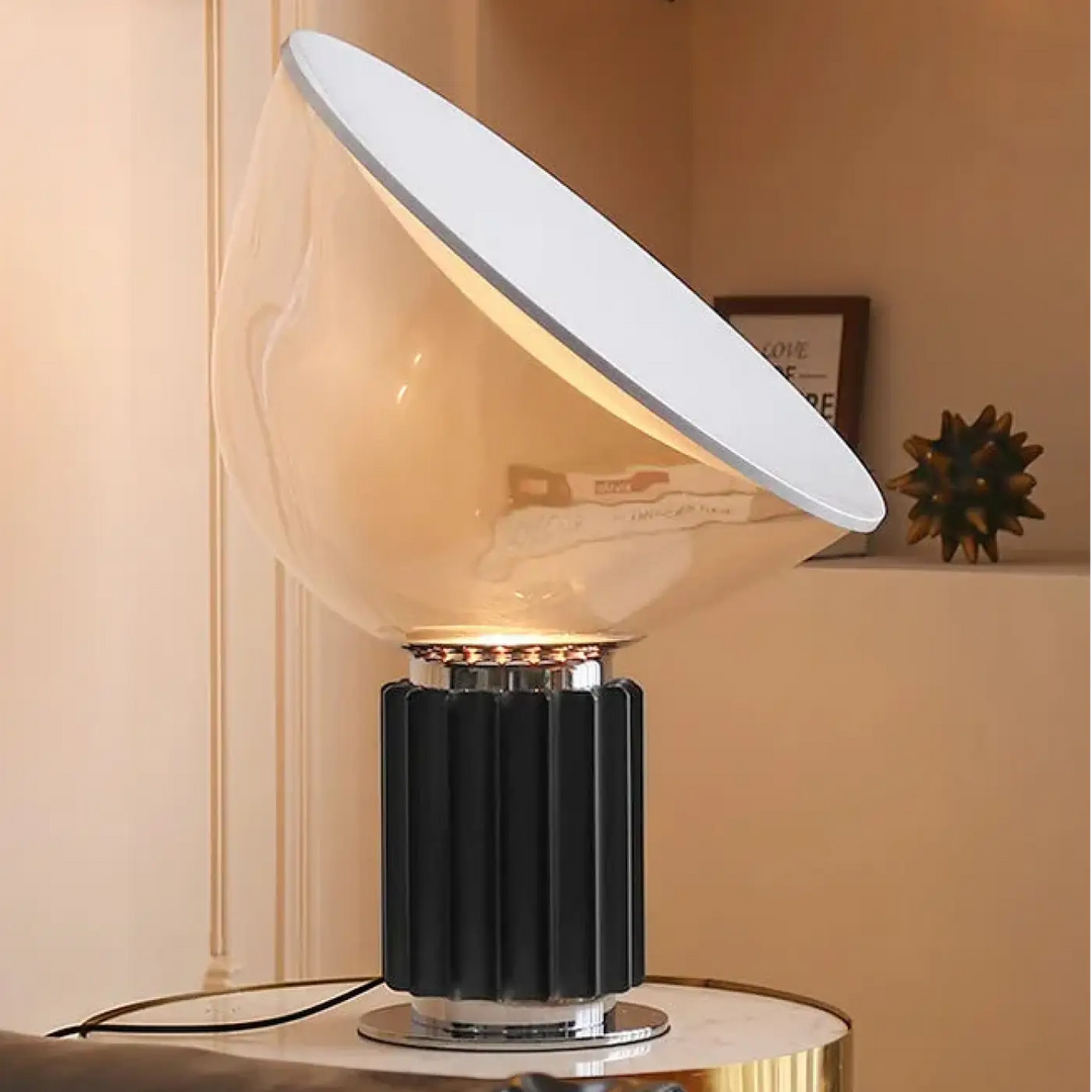 Lampe de table ekoa avec base striée noire et abat-jour en verre ambré translucide où la lumière devient plus qu’un éclairage