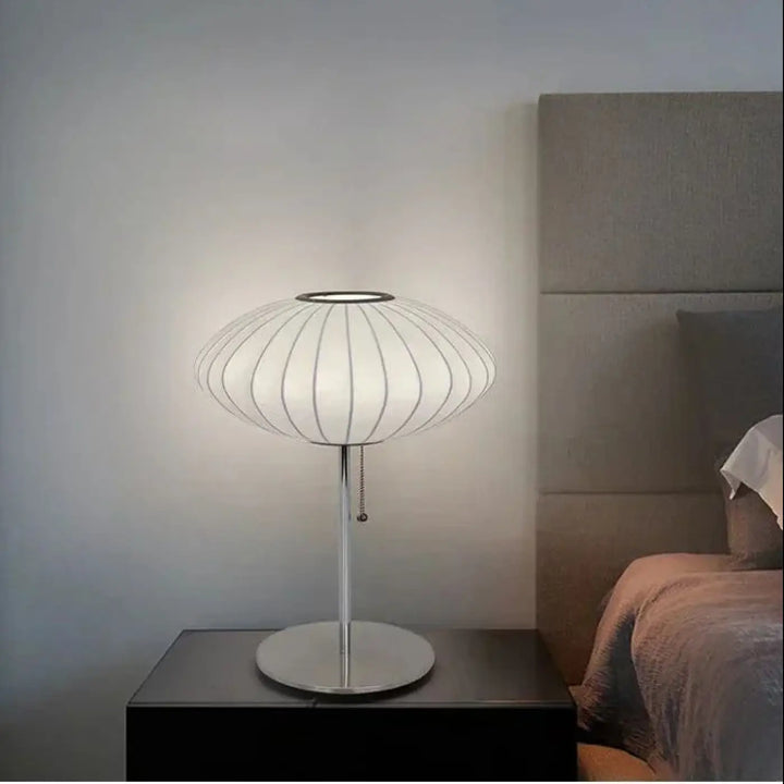 Lampe de table plissy avec pied métal argenté et abat-jour en verre cannelé pour une décoration intérieure sculpturale