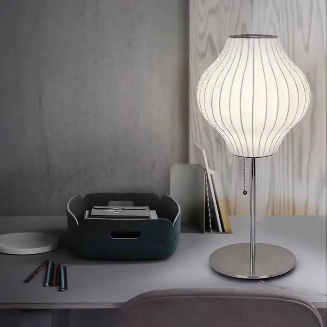 Lampe de table plissy avec abat-jour blanc plissé en tissu et pied métal chrome pour décoration intérieure sculpturale