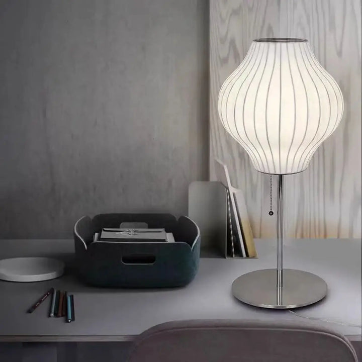 Lampe de table plissy avec abat-jour blanc plissé en tissu et pied métal chrome pour décoration intérieure sculpturale