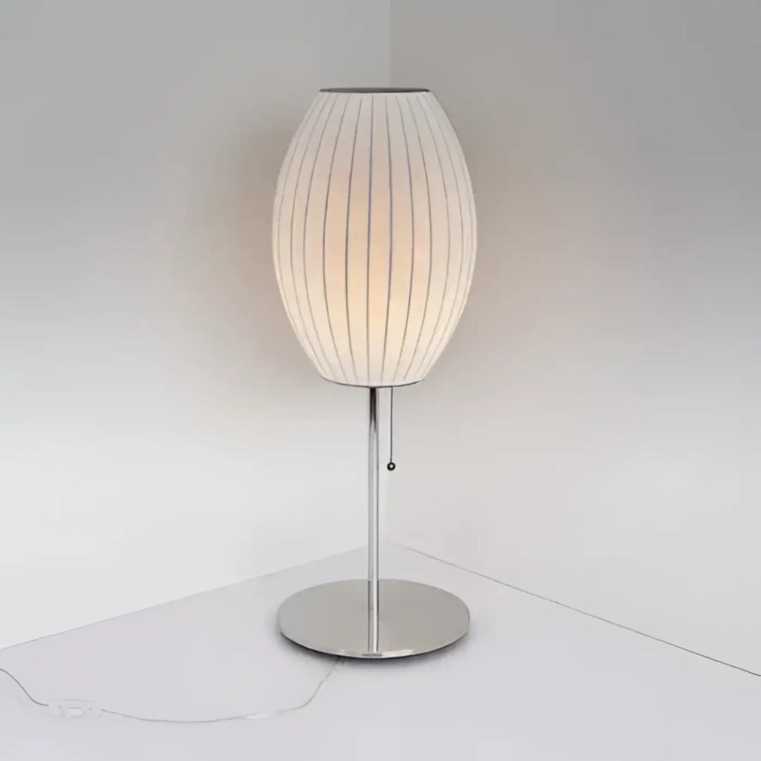 Lampe de table plissy avec abat-jour en papier plissé crème et pied métal chrome pour décoration intérieure sculpturale