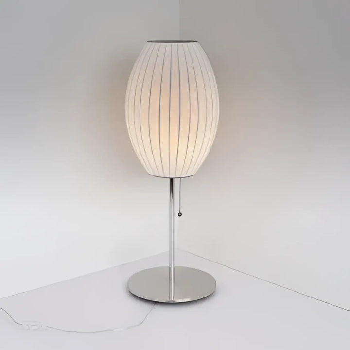 Lampe de table plissy avec abat-jour en papier plissé crème et pied métal chrome pour décoration intérieure sculpturale