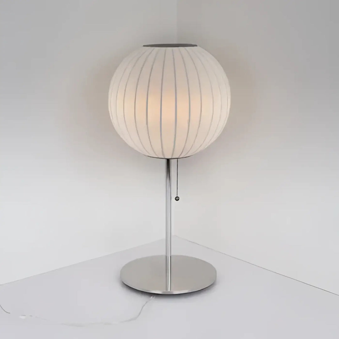 Lampe de table plissy avec abat-jour plissé crème et pied métal chrome pour décoration intérieure sculpturale