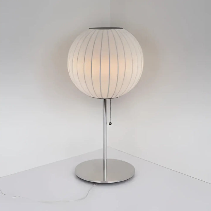 Lampe de table plissy avec abat-jour plissé crème et pied métal chrome pour décoration intérieure sculpturale