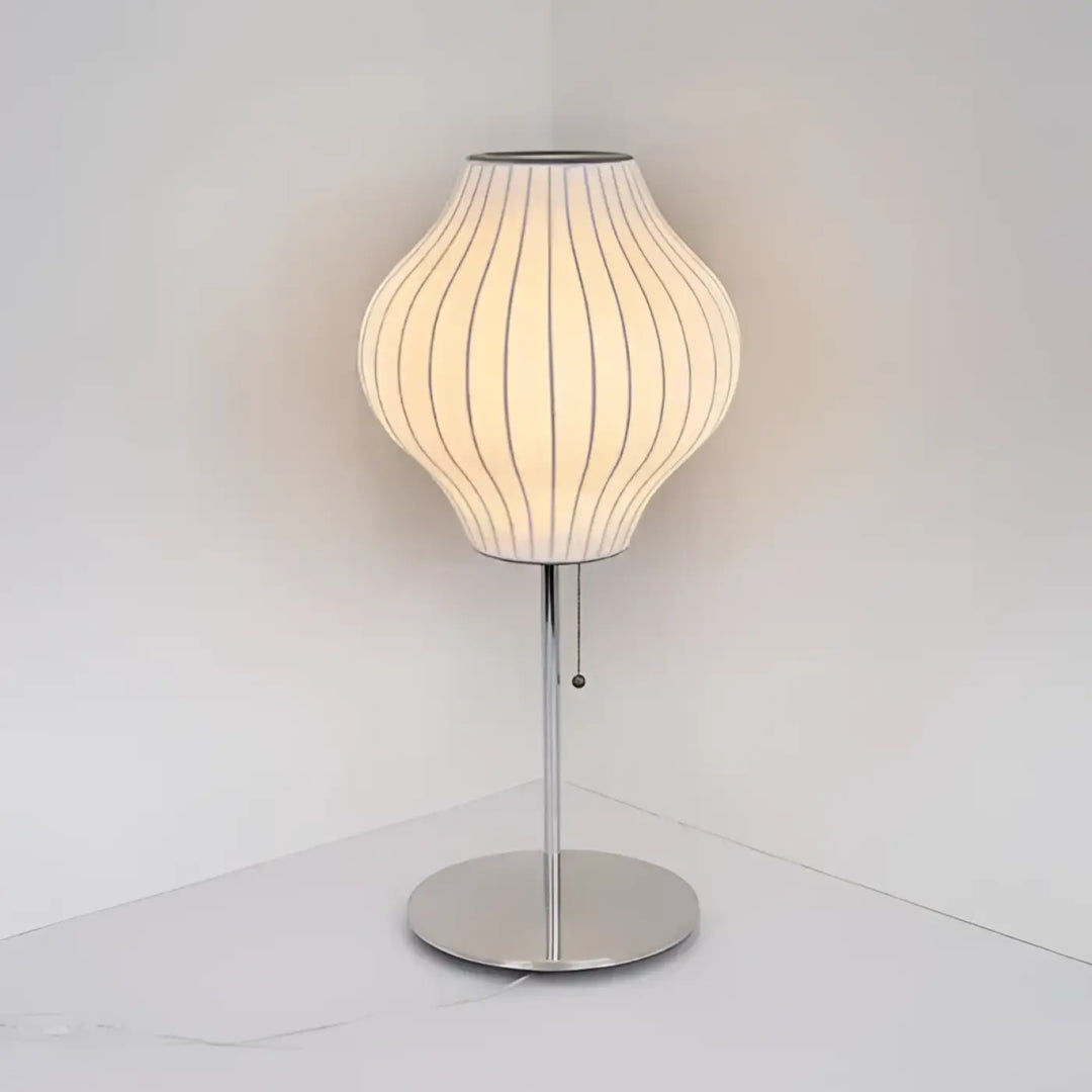 Lampe de table plissy en tissu crème plissé avec pied métal chrome et chaîne de tirage pour décoration intérieure sculpturale